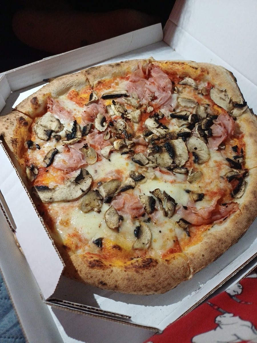 Pinsa con prosciutto cotto e funghi