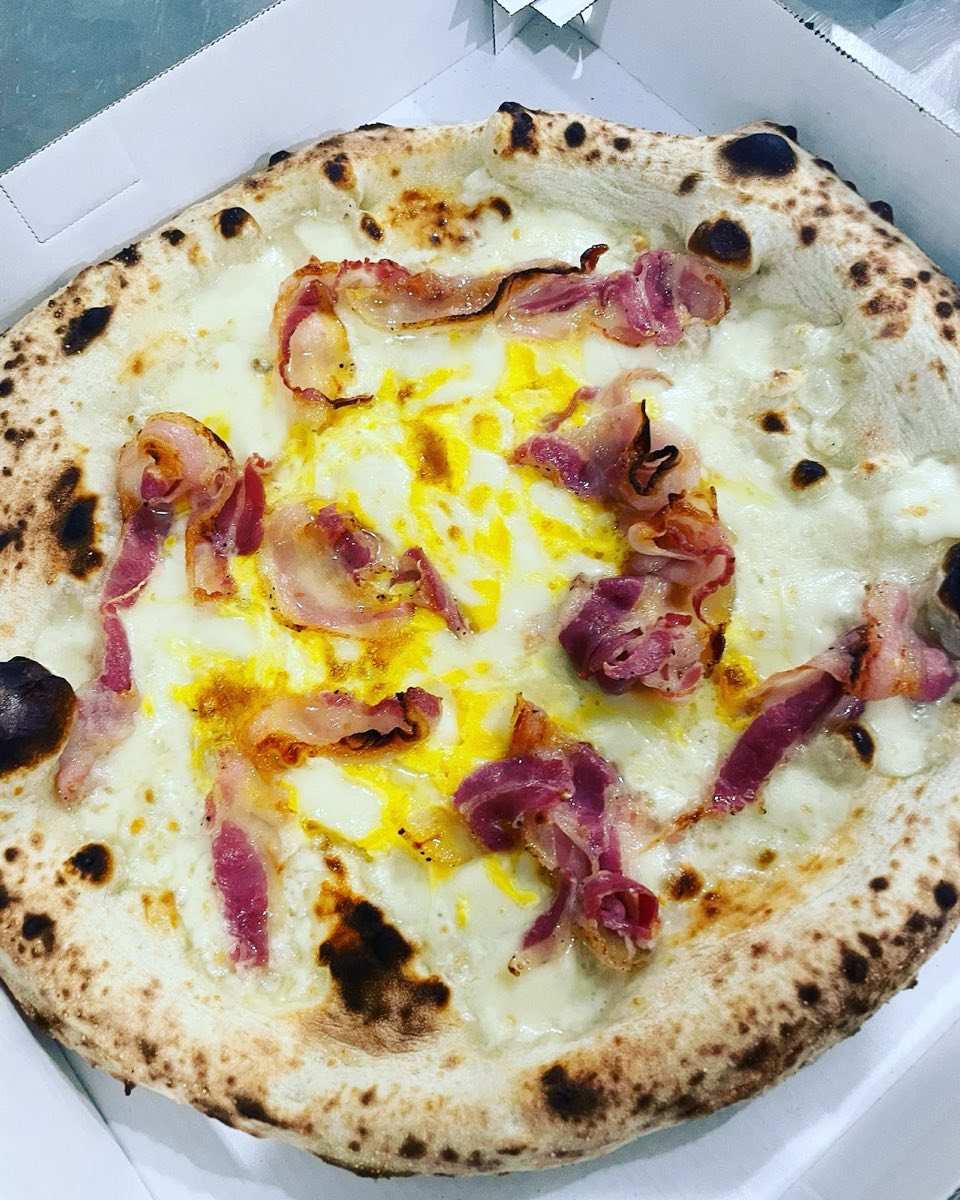 Pinsa bianca con pancetta e uovo